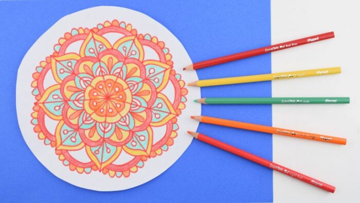 Activité enfant : dessiner et colorier son mandala