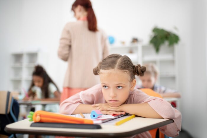 Enfant qui ne veut pas retourner à l'école