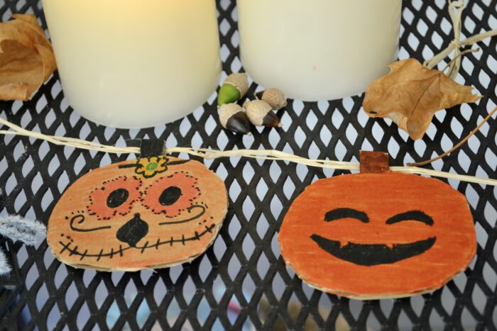 Bricolage Halloween : guirlande de citrouille en carton